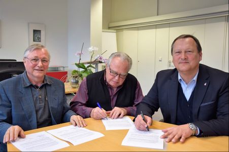 Unterzeichnung Kooperationsvertrag.
vLnR
Rainer Naujox - Wolfgang Rüscher - Dr. Frank Schoppa